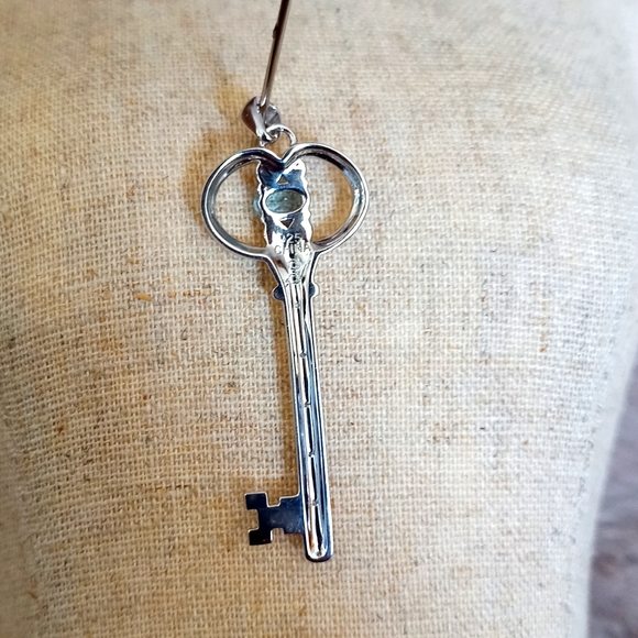Elegant Silver Key Pendant Necklace - Picture 3 of 4